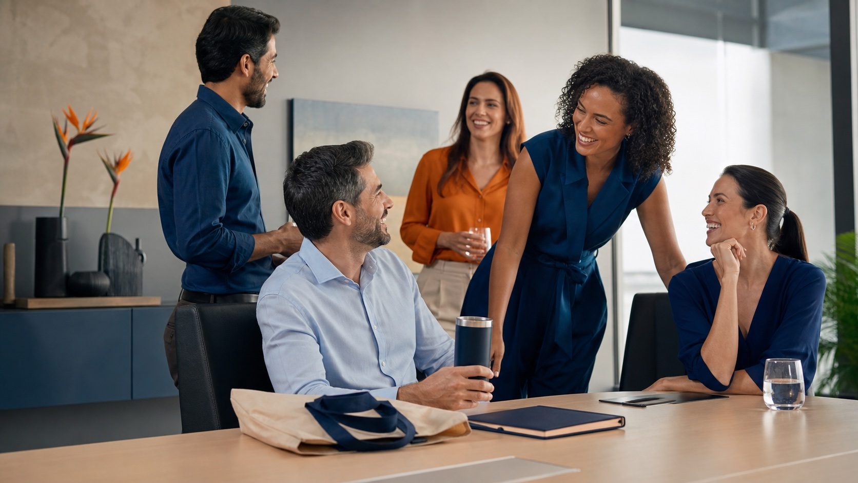 Equipe diversa celebrando um resultado com brindes corporativos em um ambiente de negócios